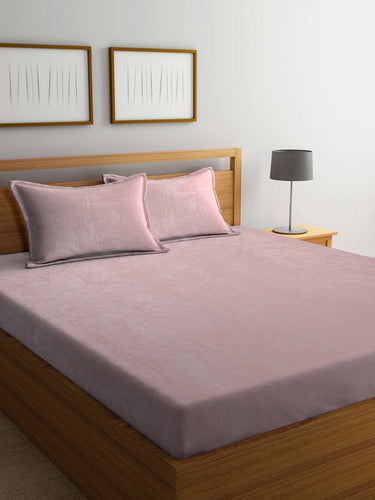 https://cdn.shopify.com/s/files/1/1857/6931/products/a6d4f486-a557-4c9b-a379-a1c31153734a1693386903072KlottheLightPinkSolidWoolenFittedDoubleBedSheetwith2PillowCo1.jpg?v=1703220652